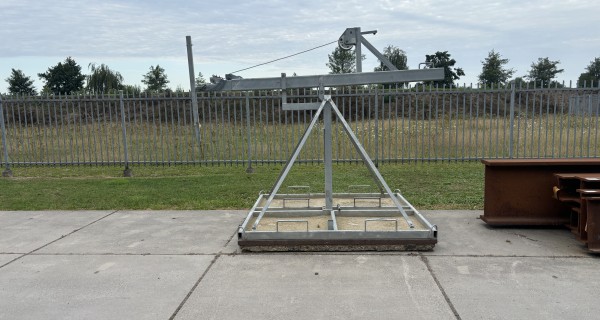 VERKOCHT Lichtmast telescopisch 11m op stelconplaat gebruikt