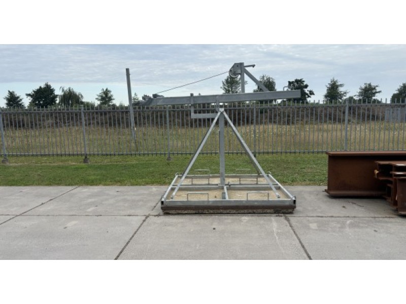 Lichtmast telescopisch 11m op stelconplaat gebruikt Lichtmast telescopisch 11m op stelconplaat gebruikt