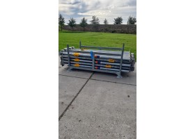 Grote partij gebruikte schroefstempels / stutten