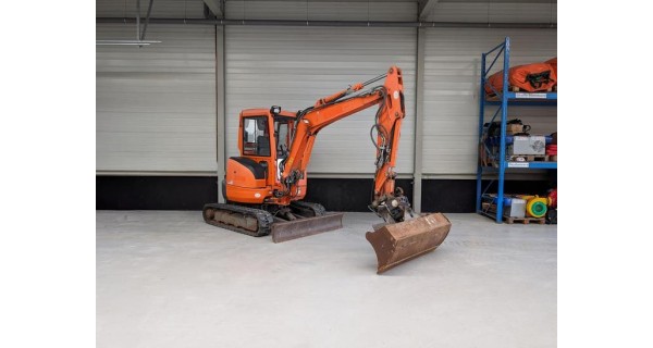 2015 Kubota U35-3 met hydraulische kantelbak lage urenstand 2015 Kubota U35-3 met hydraulische kantelbak lage urenstand